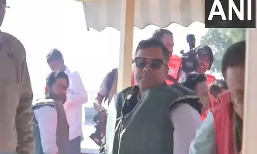 Delhi मंत्री परवेश साहिब सिंह ने यमुना का दौरा किया, नाव की सवारी की