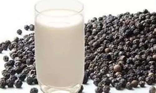 Health: जानिए रात को दूध में काली मिर्च मिलाकर पीने से क्या होता है