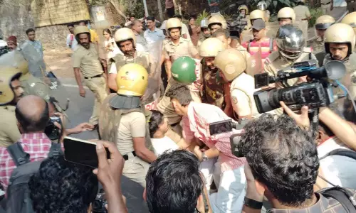 Shahbaz murder : वेल्लिमादुकुन्नू निरीक्षण गृह के सामने आज भारी विरोध प्रदर्शन Shahbaz murder : वेल्लिमादुकुन्नू निरीक्षण गृह के सामने आज भारी विरोध प्रदर्शन