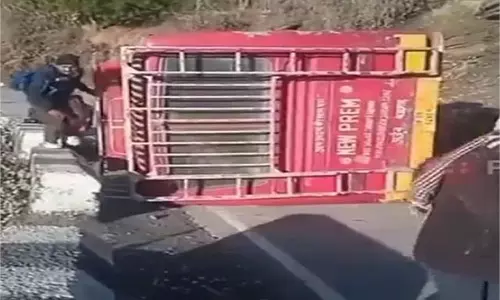 Himachal :  बस स्टैंड के पास बीच सड़क पर पलटी बस