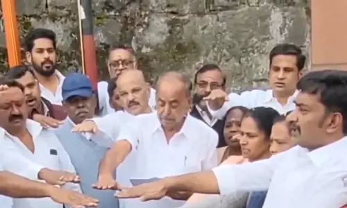 जब कैमरे के सामने महिला के हाथ से कंगन उतारने लगे पार्षद, बीजेपी भड़की