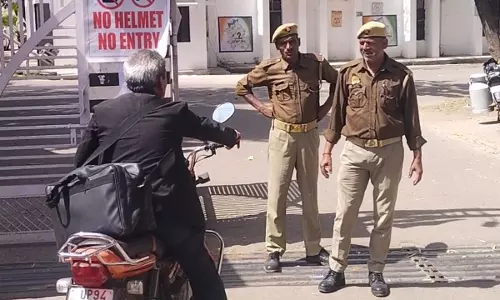 Lalitpur: जिलाधिकारी अक्षय त्रिपाठी ने कलेक्ट्रेट में लागू किया नो हेलमेट, नो एंट्री नियम