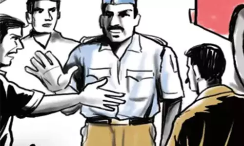 Ballia: जबरन पैसा मांगने पर ग्रामीणों ने आठ लोगों को पकड़ा