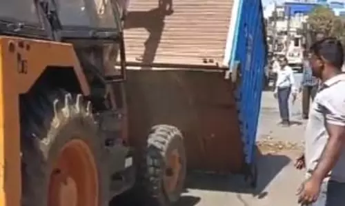 जय स्तंभ से लेकर फाफाडीह चौक तक चला बुलडोजर, होता रहा हंगामा