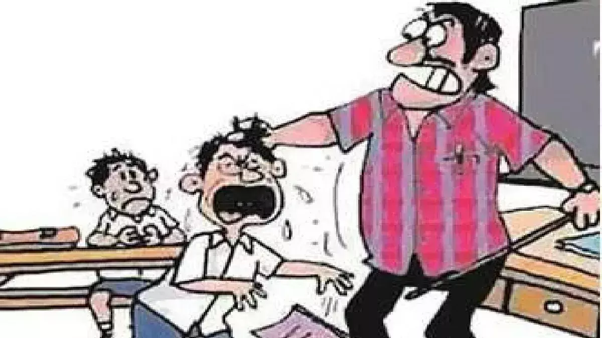 Ballia: शिक्षा मित्र ने छात्र की बेरहमी से पिटाई की