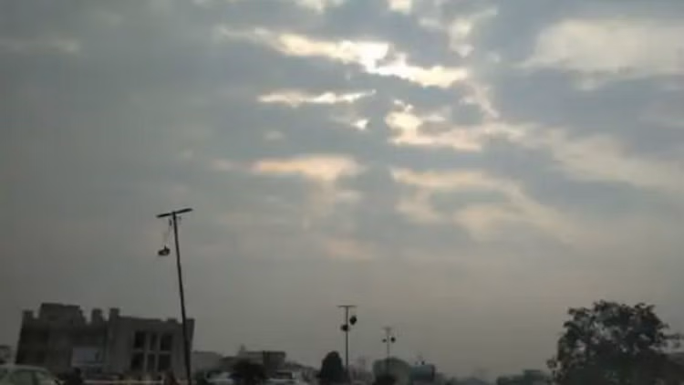 Weather: उत्तर की सर्द हवा से पारा गिरा, प्रदेश में बढ़ी ठिठुरन Weather: उत्तर की सर्द हवा से पारा गिरा, प्रदेश में बढ़ी ठिठुरन