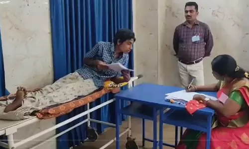 दुर्घटना में गंभीर चोट: प्लस 1 छात्र जिसने सहायक की मदद से परीक्षा दी