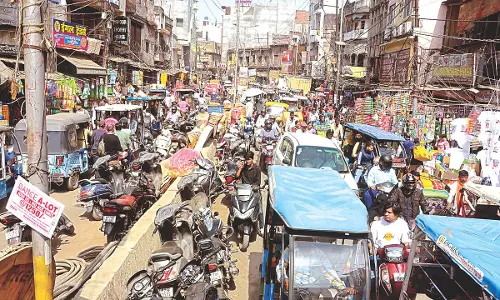 Kanpur: मूलगंज में सड़क पर डाला खोदाई का मलबा, रोजाना जाम Kanpur: मूलगंज में सड़क पर डाला खोदाई का मलबा, रोजाना जाम