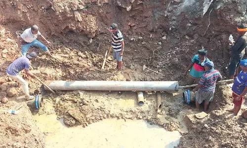 स्मार्ट सिटी के ठेकेदारों ने कथित तौर पर Mala में पानी की पाइपलाइन को नुकसान पहुंचाया स्मार्ट सिटी के ठेकेदारों ने कथित तौर पर Mala में पानी की पाइपलाइन को नुकसान पहुंचाया