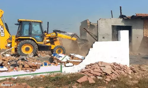 Ghaziabad: मेरठ रोड पर अवैध औद्योगिक इकाइयों पर जीडीए का बुलडोजर गरजा