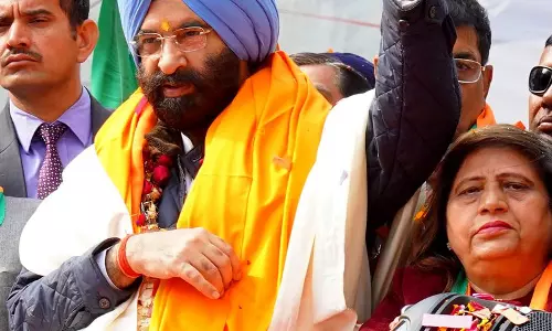 वह किस तरह का आम आदमी है, जो पंजाब का पैसा बर्बाद कर रहा