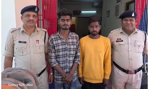 नहर नाका के पास शराब बेचते दो युवक गिरफ्तार नहर नाका के पास शराब बेचते दो युवक गिरफ्तार