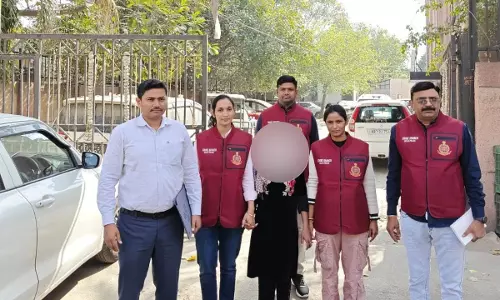 पुलिस की गिरफ्त में महिला नक्सली, घरों में सफाई कर्मचारी का काम करती, खुलेंगे कई राज पुलिस की गिरफ्त में महिला नक्सली, घरों में सफाई कर्मचारी का काम करती, खुलेंगे कई राज