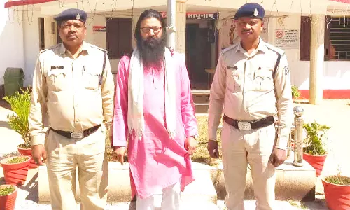 दाढ़ी बढ़ाकर पुलिस को चकमा दे रहा था चिटफंड कंपनी का डायरेक्टर, अब गिरफ्तार दाढ़ी बढ़ाकर पुलिस को चकमा दे रहा था चिटफंड कंपनी का डायरेक्टर, अब गिरफ्तार