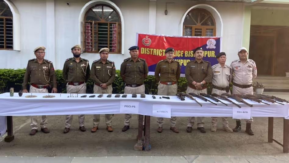Manipur की जनता ने तीन जिलों में 16 हथियार सौंपे Manipur की जनता ने तीन जिलों में 16 हथियार सौंपे