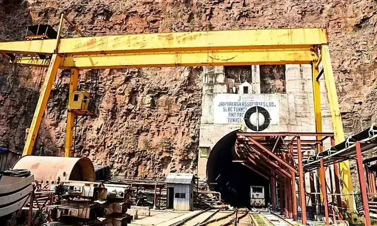 SLBC सुरंग में बचाव कार्य तेज़, टीमें समय के साथ काम कर रही हैं SLBC सुरंग में बचाव कार्य तेज़, टीमें समय के साथ काम कर रही हैं