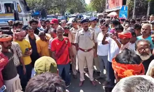 Dhanbad: मारपीट में घायल युवक की मौत, विरोध में लोगों ने की सड़क जाम Dhanbad: मारपीट में घायल युवक की मौत, विरोध में लोगों ने की सड़क जाम