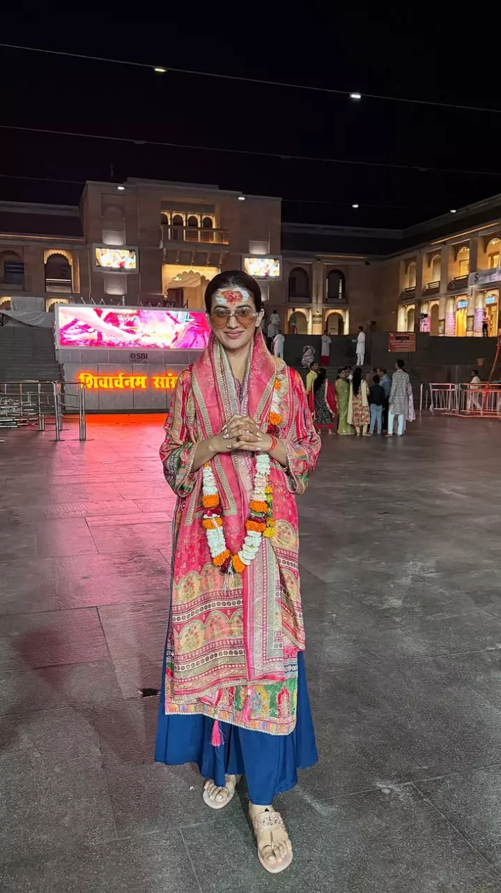 वाराणसी पहुंचीं अक्षरा सिंह