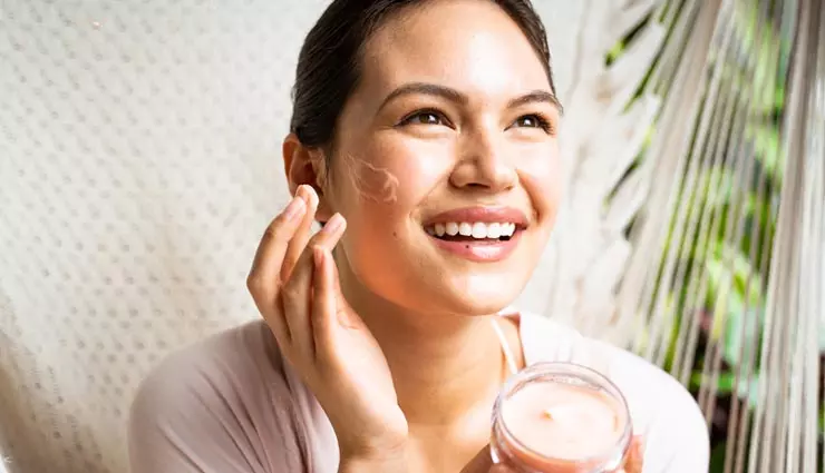 Skin Care: अपनी त्वचा को रखें साफ और चमकदार, जानें फेस मास्क लगाने का सही तरीका Skin Care: अपनी त्वचा को रखें साफ और चमकदार, जानें फेस मास्क लगाने का सही तरीका