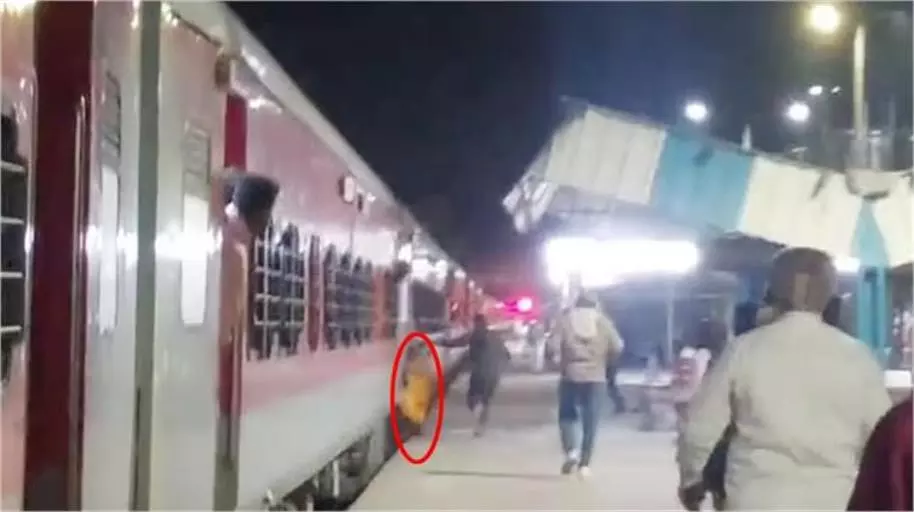 UP News: ट्रेन पर चढ़ते समय ट्रैक पर गिरी महिला, दोनों पैर कटे UP News: ट्रेन पर चढ़ते समय ट्रैक पर गिरी महिला, दोनों पैर कटे