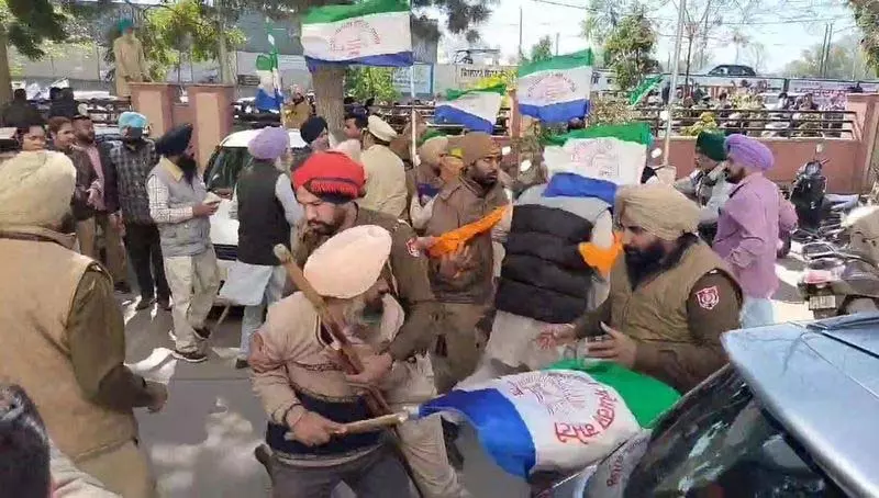 मोगा में किसानों ने पुलिस के साथ हाथापाई की, दीवार फांदकर डीसी कार्यालय में घुसे मोगा में किसानों ने पुलिस के साथ हाथापाई की, दीवार फांदकर डीसी कार्यालय में घुसे