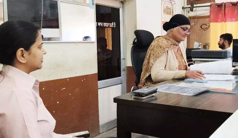 सरकार की सख्ती के बाद तहसीलदारों ने धरना समाप्त किया सरकार की सख्ती के बाद तहसीलदारों ने धरना समाप्त किया