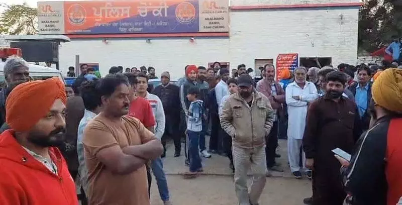पंजाब के अबोहर में सरपंच को थप्पड़ मारने के आरोप में पुलिसकर्मी निलंबित पंजाब के अबोहर में सरपंच को थप्पड़ मारने के आरोप में पुलिसकर्मी निलंबित