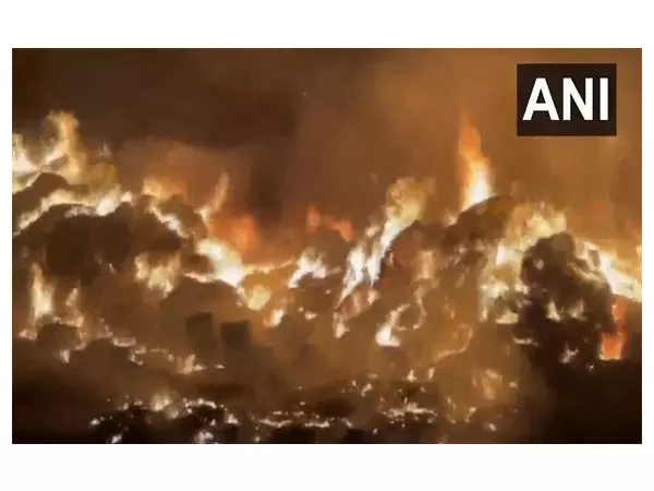 Noida के सेक्टर-63 के पास झुग्गियों में लगी आग, कोई हताहत नहीं Noida के सेक्टर-63 के पास झुग्गियों में लगी आग, कोई हताहत नहीं