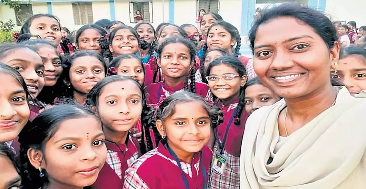 Telangana: निर्मल स्कूलों में छात्राओं की सुरक्षा करेगी पुलिस अक्का Telangana: निर्मल स्कूलों में छात्राओं की सुरक्षा करेगी पुलिस अक्का