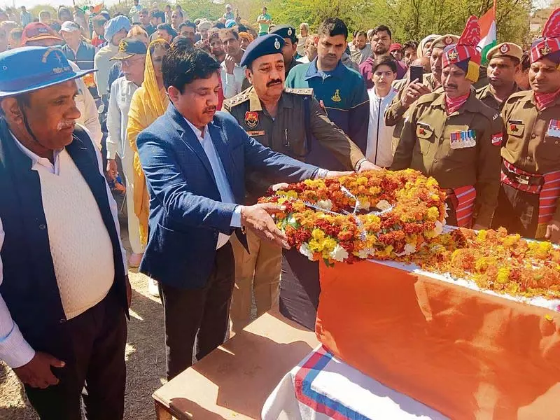 शहीद का पानीपत गांव में सैन्य सम्मान के साथ अंतिम संस्कार किया गया शहीद का पानीपत गांव में सैन्य सम्मान के साथ अंतिम संस्कार किया गया