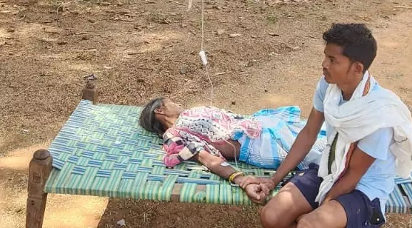 सीने और हाथ-पैर में दर्द उठने से हो रही मौत, अज्ञात बीमारी से गांव में मातम सीने और हाथ-पैर में दर्द उठने से हो रही मौत, अज्ञात बीमारी से गांव में मातम