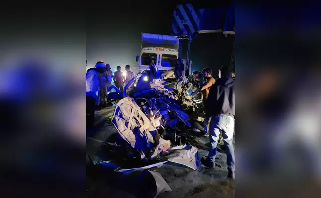 ट्रक से टकराई कार, 6 की मौत एक की हालत गंभीर ट्रक से टकराई कार, 6 की मौत एक की हालत गंभीर