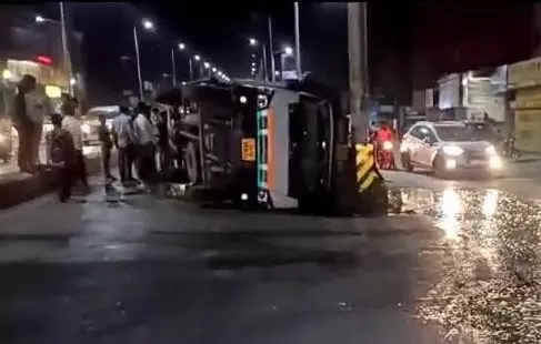 ट्रक पलटने से हजारों अंडे सड़क पर बिखरा ट्रक पलटने से हजारों अंडे सड़क पर बिखरा