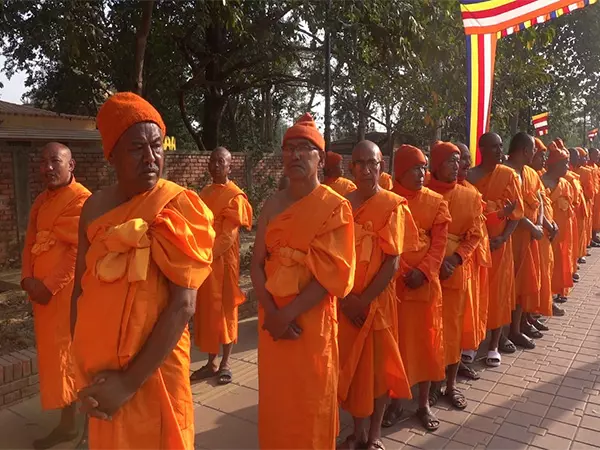 Nepal के लुम्बिनी में 500 नौसिखिए भिक्षुओं के लिए दीक्षा समारोह चल रहे Nepal के लुम्बिनी में 500 नौसिखिए भिक्षुओं के लिए दीक्षा समारोह चल रहे