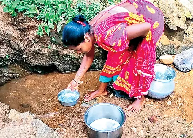 Odisha: पानी की किल्लत शुरू होने से ग्रामीणों पानी के लिए भटकना पड़ रहा Odisha: पानी की किल्लत शुरू होने से ग्रामीणों पानी के लिए भटकना पड़ रहा