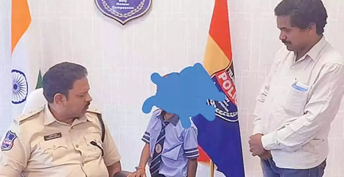 Telangana: सौतेली मां द्वारा प्रताड़ित बच्चे को एसपी ने अपने संरक्षण में लिया Telangana: सौतेली मां द्वारा प्रताड़ित बच्चे को एसपी ने अपने संरक्षण में लिया