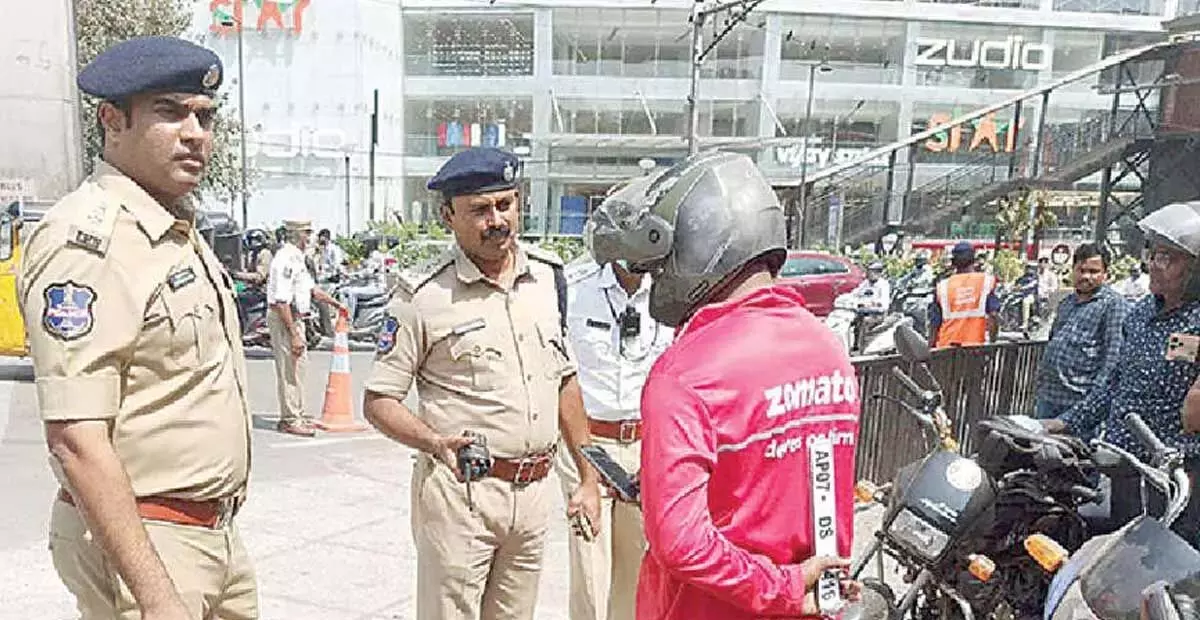 Telangana: यातायात पुलिस ने उल्लंघनकर्ताओं के खिलाफ 5,000 से अधिक मामले दर्ज किए Telangana: यातायात पुलिस ने उल्लंघनकर्ताओं के खिलाफ 5,000 से अधिक मामले दर्ज किए