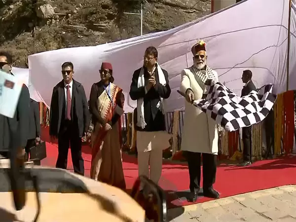 PM Modi ने उत्तराखंड के हर्षिल में ट्रेक और बाइक रैली को हरी झंडी दिखाई PM Modi ने उत्तराखंड के हर्षिल में ट्रेक और बाइक रैली को हरी झंडी दिखाई