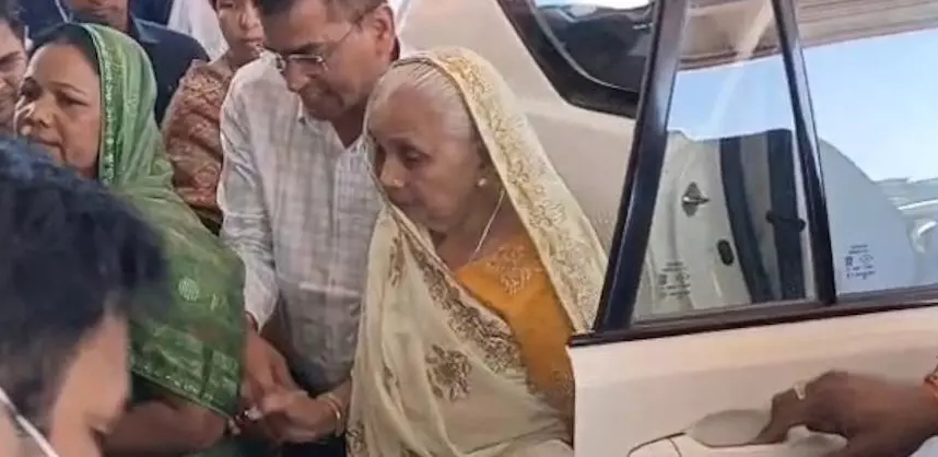 मेकाहारा में सीएम साय की मां ने रुटिन चेकअप कराई मेकाहारा में सीएम साय की मां ने रुटिन चेकअप कराई