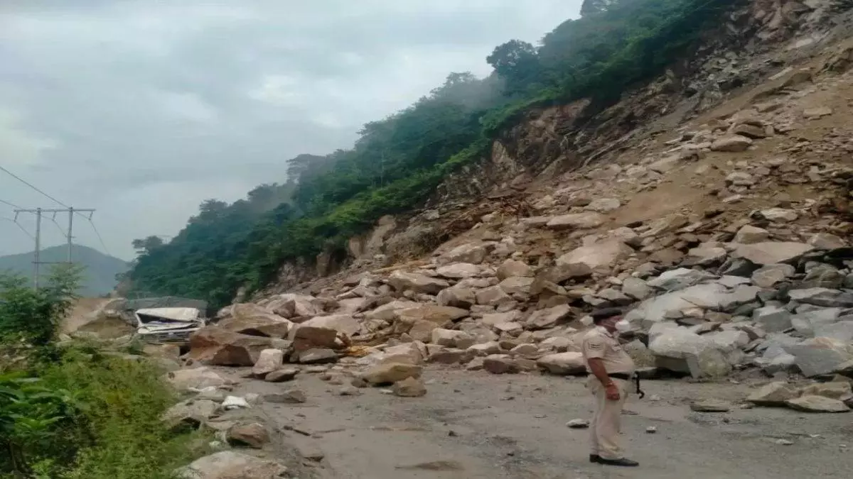 Chamba में भूस्खलन से नकरोड-हिमगिरी मार्ग अवरुद्ध, चार पंचायतों का संपर्क कटा Chamba में भूस्खलन से नकरोड-हिमगिरी मार्ग अवरुद्ध, चार पंचायतों का संपर्क कटा