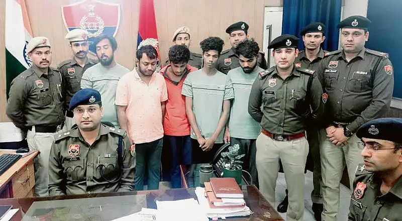 Haryana : रेवाड़ी में अंतरराज्यीय साइबर धोखाधड़ी गिरोह का भंडाफोड़, पांच गिरफ्तार Haryana : रेवाड़ी में अंतरराज्यीय साइबर धोखाधड़ी गिरोह का भंडाफोड़, पांच गिरफ्तार