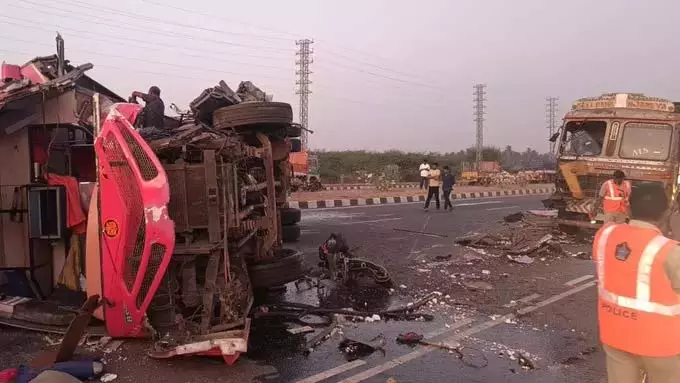 Eluru में बस-लॉरी की टक्कर में तीन लोगों की मौत, आठ घायल Eluru में बस-लॉरी की टक्कर में तीन लोगों की मौत, आठ घायल