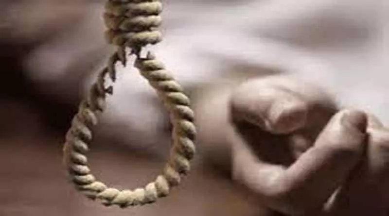 Giridih : तिसरी में युवती ने लगाई फांसी, जांच में जुटी पुलिस Giridih : तिसरी में युवती ने लगाई फांसी, जांच में जुटी पुलिस