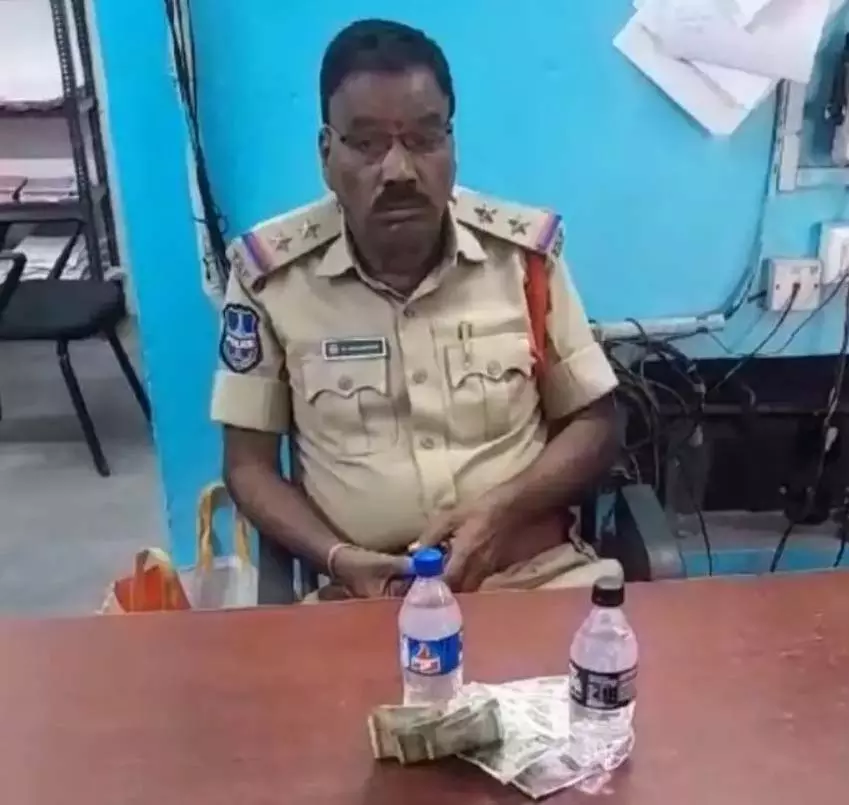 60 वर्षीय Korutla सब-इंस्पेक्टर को 5,000 रुपये की रिश्वत मामले में गिरफ्तार किया 60 वर्षीय Korutla सब-इंस्पेक्टर को 5,000 रुपये की रिश्वत मामले में गिरफ्तार किया