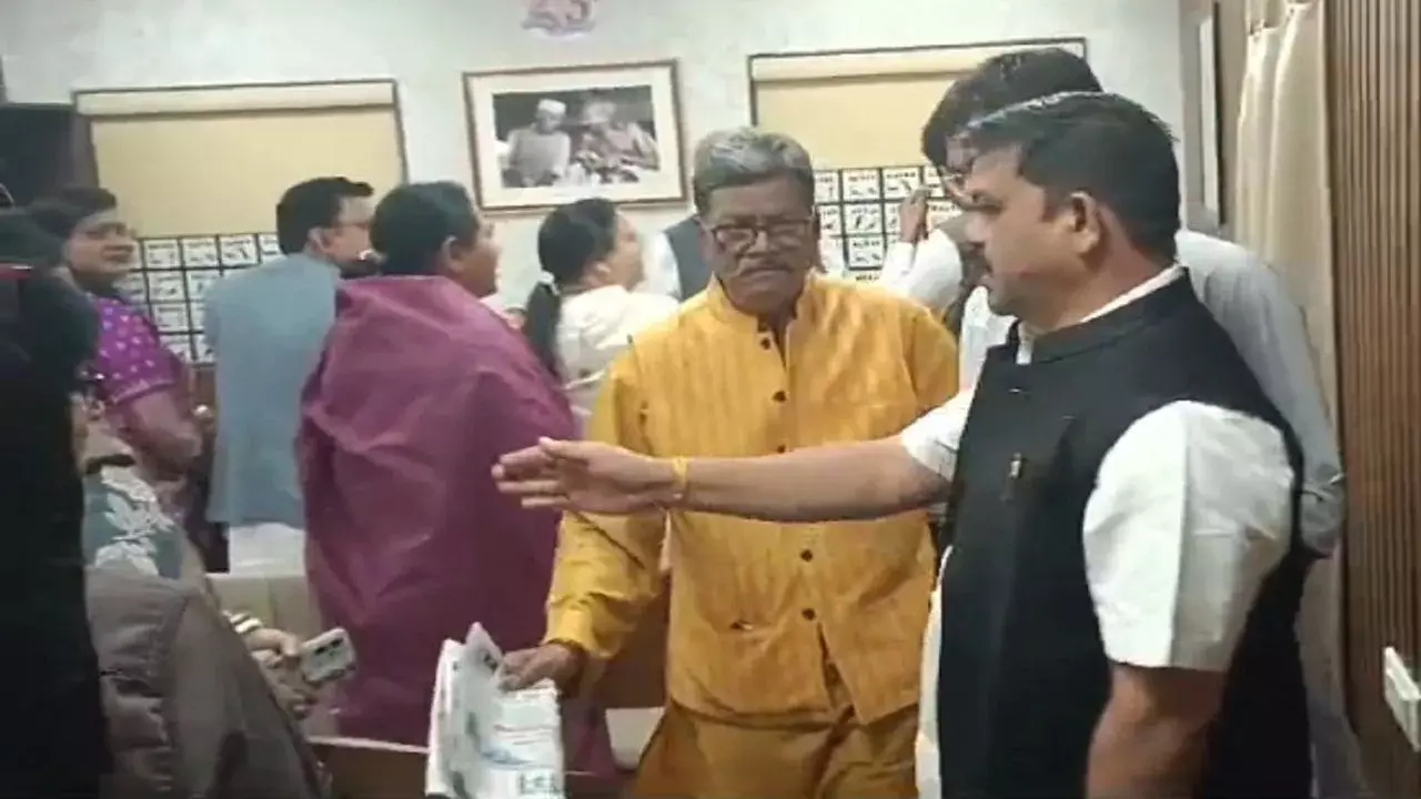 नाराज कांग्रेस विधायकों को ओपी चौधरी और अजय चंद्राकर ने मनाया नाराज कांग्रेस विधायकों को ओपी चौधरी और अजय चंद्राकर ने मनाया
