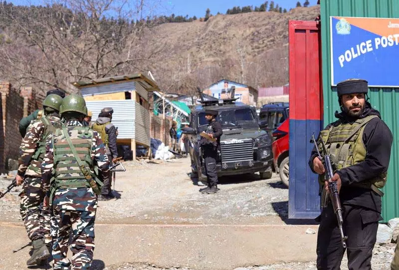 Kashmir में पुलिस चौकी के पास ग्रेनेड हमला संदिग्ध Kashmir में पुलिस चौकी के पास ग्रेनेड हमला संदिग्ध