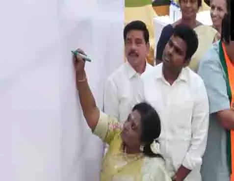 तमिलनाडु पुलिस ने BJP की तमिलसाई सुंदरराजन के तीसरी भाषा पर हस्ताक्षर अभियान को रोका तमिलनाडु पुलिस ने BJP की तमिलसाई सुंदरराजन के तीसरी भाषा पर हस्ताक्षर अभियान को रोका