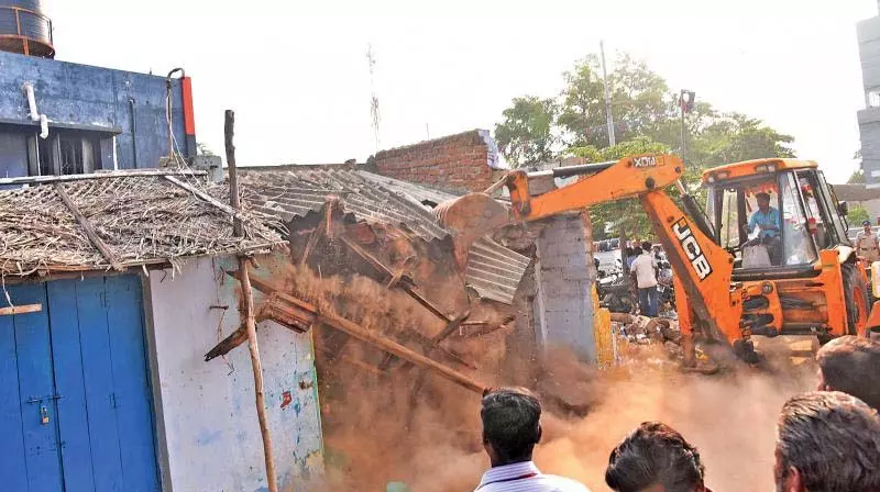 Gollapalli में सरकारी जमीन पर अवैध निर्माण ध्वस्त Gollapalli में सरकारी जमीन पर अवैध निर्माण ध्वस्त