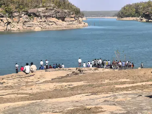कारोबारी का बेटा लापता, बाइक-चप्पल नदी किनारे मिली कारोबारी का बेटा लापता, बाइक-चप्पल नदी किनारे मिली