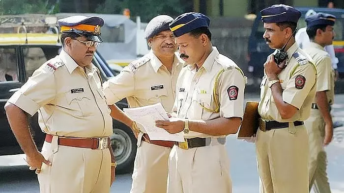 Mumbai: धारावी में फेरीवालों से रिश्वत लेने के आरोप में चार पुलिसकर्मी निलंबित Mumbai: धारावी में फेरीवालों से रिश्वत लेने के आरोप में चार पुलिसकर्मी निलंबित